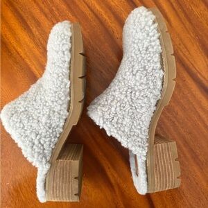 Donald J. Pliner Light Gray Shearling Mules women's 10M
